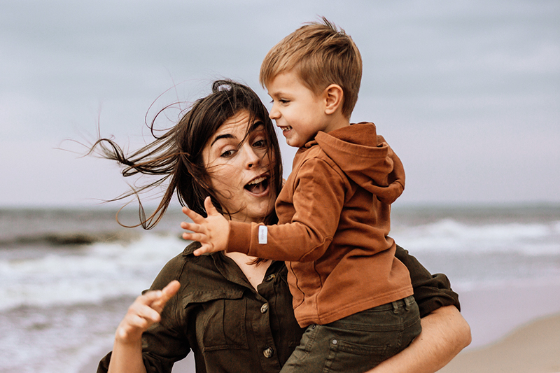 mama z synkiem na naturalnej sesji nad morzem w gdańsku