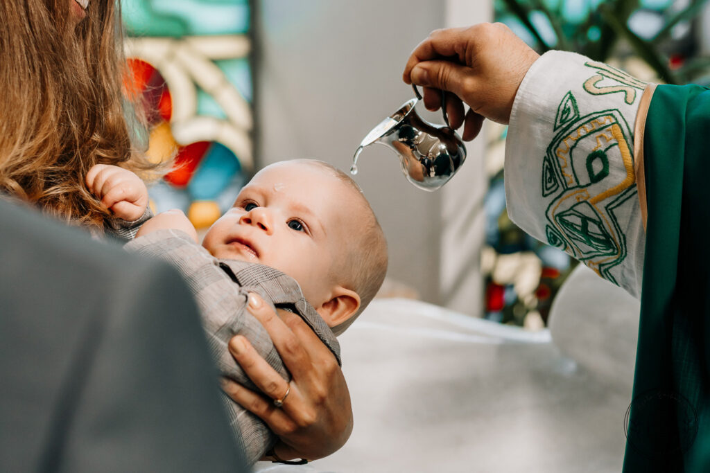 reportaż z chrztu świętego moment polewania główki gdańsk